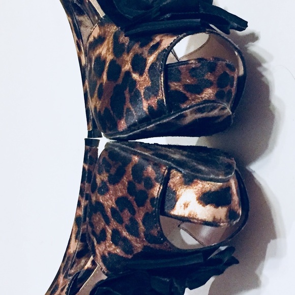 Betsey Johnston Iconn Leopard Print Platform - Picture 8 of 8